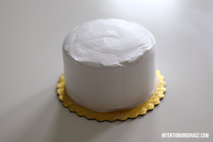 DIY: Decorate it yourself Smash Cake and cupcakes | Intentionandgrace.com black and white birthday cakes with edible paper cutouts for first birthday decorations